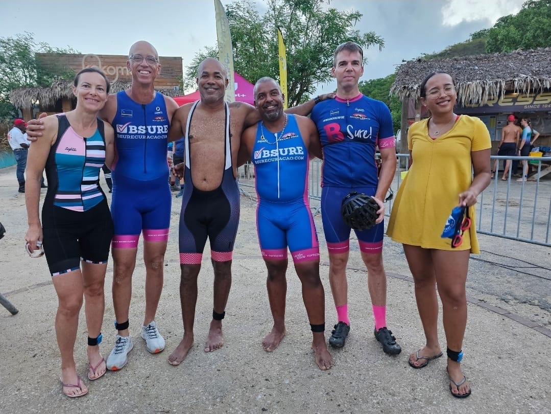 Deelnemers van de Trick or Tri 2026 bij Kokomo Beach