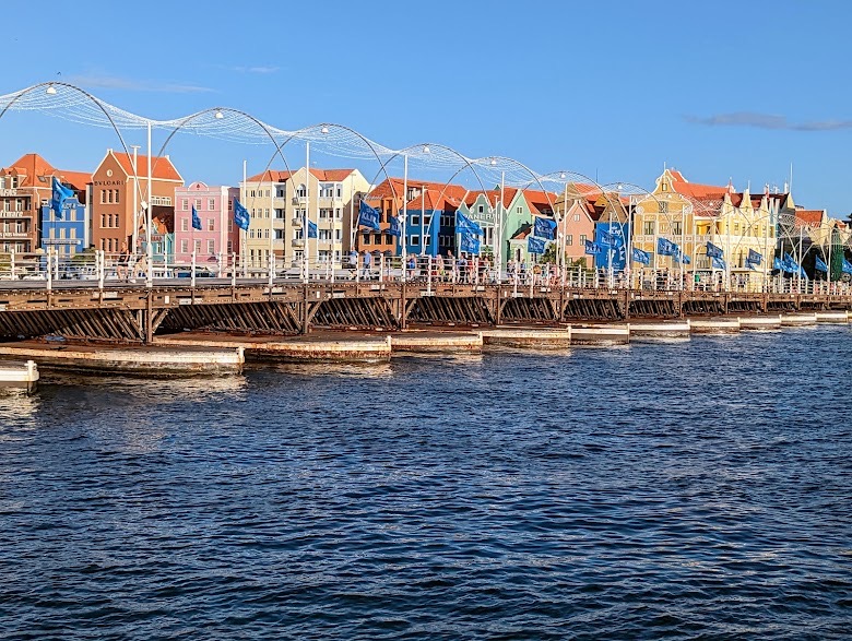 De pontjesbrug voor de kleurrijke Handelskade in Willemstad